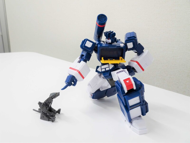 In Hand Image Of Flame Toys G1 Soundwave & Ravage Furai Model Kit  (4 of 4)